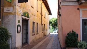 un callejón en un casco antiguo con edificios en Monolocale nel Centro Storico di Sesto Calende, en Sesto Calende
