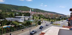 - une vue sur une ville avec des voitures qui descendent dans une rue dans l'établissement Pretty House, à Sveti Vlas