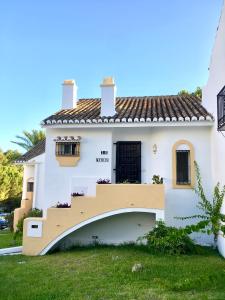 Sitio de CalahondaにあるVilla Tropicanaの庭階段付白い家
