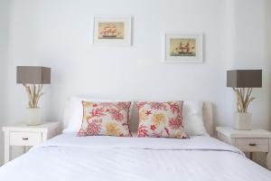 Giường trong phòng chung tại Villa Del Sol Mykonos