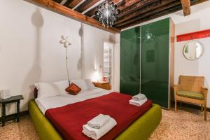 - une chambre avec un grand lit et des serviettes dans l'établissement Ca' Turchette, à Venise