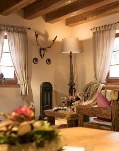 Posezení v ubytování Luxus Ferienhäuser Chalets zum Ilsetal mit Kamin & Sauna in Ilsenburg im Harz