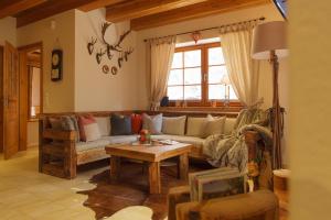 Posezení v ubytování Luxus Ferienhäuser Chalets zum Ilsetal mit Kamin & Sauna in Ilsenburg im Harz