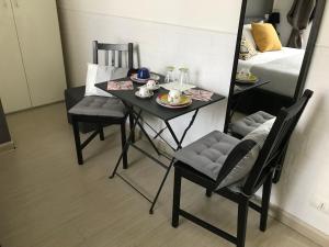 un tavolo da pranzo con due sedie e uno specchio di Vatican City Holidays Guesthouse a Roma Altre 17 foto