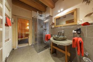 Koupelna v ubytování Luxus Ferienhäuser Chalets zum Ilsetal mit Kamin & Sauna in Ilsenburg im Harz