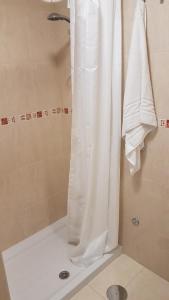 een douche met een wit douchegordijn in de badkamer bij Las Algas 1 Etage in Maspalomas