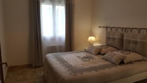 une chambre avec un grand lit avec une fenêtre dans l'établissement Les Prairies de l'Encrême, à Céreste 30 autres photos