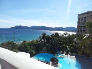 Una vista del océano desde el balcón de un resort. en Appartement Belle Azur, en Cannes