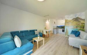 カルパチにあるApartamenty Sun Seasons 24 - Sarniaのリビングルーム(青いソファ、テーブル付)