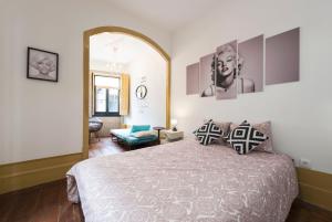 - une chambre avec un grand lit et un miroir dans l'établissement BmyGuest - 156 Trindade House & Terrace, à Porto