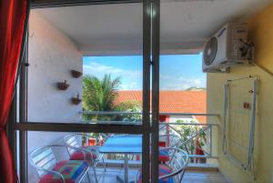 Cette chambre dispose d'un balcon avec une table et des chaises. dans l'établissement Flat Luxo Ponta Negra, à Natal