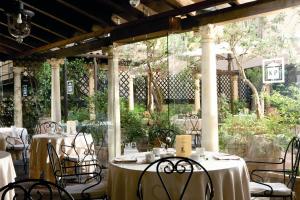 een eetkamer met tafels en stoelen in bij Katane Palace Hotel in Catania