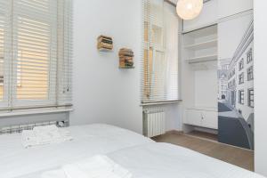 Łóżko lub łóżka w pokoju w obiekcie Apartments Poznań Strzałowa by Noclegi Renters