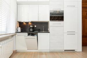 Kuchnia lub aneks kuchenny w obiekcie Apartments Poznań Strzałowa by Noclegi Renters
