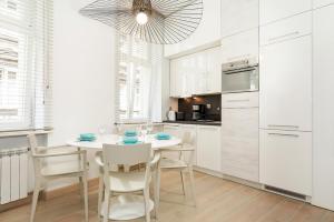 Kuchnia lub aneks kuchenny w obiekcie Apartments Poznań Strzałowa by Noclegi Renters