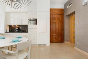 Kuchnia lub aneks kuchenny w obiekcie Apartments Poznań Strzałowa by Noclegi Renters