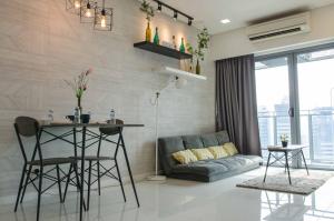 sala de estar con sofá y mesa en Mercu Summer Suite KLCC @ Penguin Homes en Kuala Lumpur