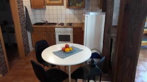 een keuken met een tafel en een fruitschaal bij Urige Ferienwohnung im Hafen Stralsunds in Stralsund