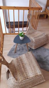 um quarto com duas cadeiras e uma mesa com uma planta em Urige Ferienwohnung im Hafen Stralsunds em Stralsund