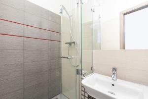 Łazienka w obiekcie Apartments Poznań Strzałowa by Noclegi Renters