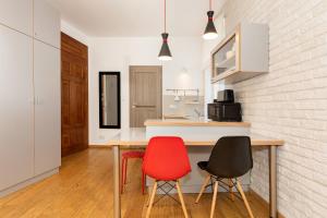 Kuchnia lub aneks kuchenny w obiekcie Apartments Poznań Strzałowa by Noclegi Renters