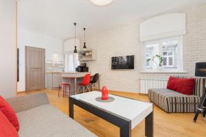 Telewizja i/lub zestaw kina domowego w obiekcie Apartments Poznań Strzałowa by Noclegi Renters