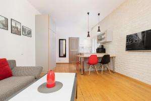 Telewizja i/lub zestaw kina domowego w obiekcie Apartments Poznań Strzałowa by Noclegi Renters