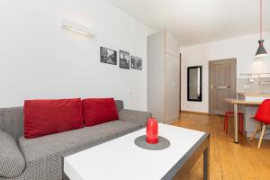 Kuchnia lub aneks kuchenny w obiekcie Apartments Poznań Strzałowa by Noclegi Renters