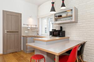 Kuchnia lub aneks kuchenny w obiekcie Apartments Poznań Strzałowa by Noclegi Renters