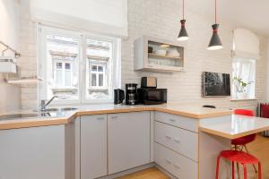 Kuchnia lub aneks kuchenny w obiekcie Apartments Poznań Strzałowa by Noclegi Renters