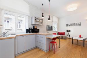 Kuchnia lub aneks kuchenny w obiekcie Apartments Poznań Strzałowa by Noclegi Renters