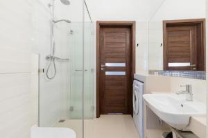 Łazienka w obiekcie Apartments Poznań Strzałowa by Noclegi Renters