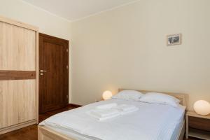 Łóżko lub łóżka w pokoju w obiekcie Apartments Poznań Strzałowa by Noclegi Renters
