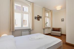 Łóżko lub łóżka w pokoju w obiekcie Apartments Poznań Strzałowa by Noclegi Renters