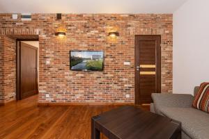 Telewizja i/lub zestaw kina domowego w obiekcie Apartments Poznań Strzałowa by Noclegi Renters