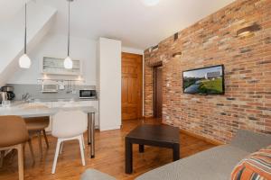 Kuchnia lub aneks kuchenny w obiekcie Apartments Poznań Strzałowa by Noclegi Renters