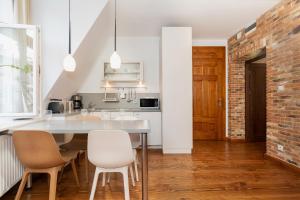 Kuchnia lub aneks kuchenny w obiekcie Apartments Poznań Strzałowa by Noclegi Renters