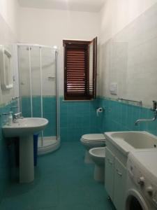 卡梅羅塔濱海的住宿－Appartamenti La Chiandata，一间带水槽、卫生间和淋浴的浴室