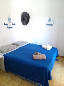 トッレ・デル・オルソにあるCamera Torre Dell'Orsoの青いベッド(タオル付)が備わる客室です。