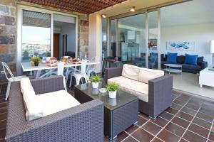 マスパロマスにあるSalobre Golfers 6のパティオ(籐の椅子、テーブル、ダイニングルーム付)