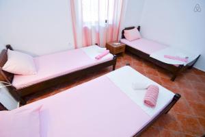 Postel nebo postele na pokoji v ubytování Apartments Vukotic