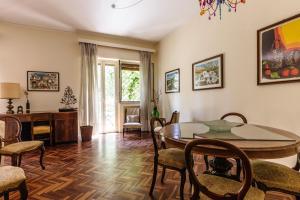 comedor con mesa y sillas en Casa Sole Luna con giardino by Wonderful Italy, en Palermo