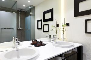 A bathroom at Hotel Condes de Barcelona