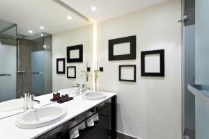 A bathroom at Hotel Condes de Barcelona