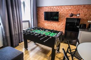 プラハにある3BDR RUTERRA Apt with Table Footballのレンガの壁の部屋のテーブル
