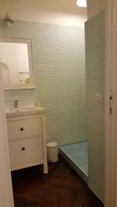 ナポリにあるSuitebijouxのバスルーム(洗面台、鏡付)