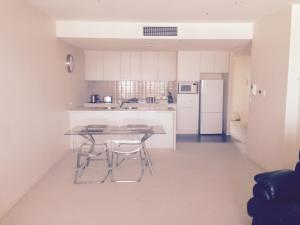 A kitchen or kitchenette at Breakwater Apartment