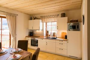 Kuchyň nebo kuchyňský kout v ubytování Luxus Ferienhäuser Chalets zum Ilsetal mit Kamin & Sauna in Ilsenburg im Harz