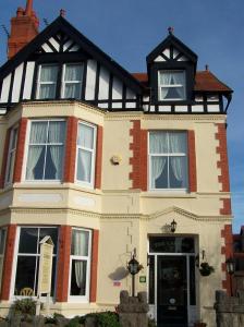 une grande maison en noir et blanc dans l'établissement The Carmen Guesthouse, à Llandudno