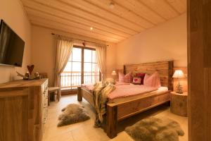 Postel nebo postele na pokoji v ubytování Luxus Ferienhäuser Chalets zum Ilsetal mit Kamin & Sauna in Ilsenburg im Harz